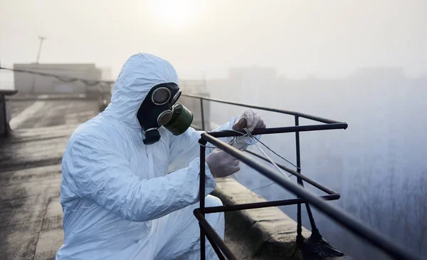 Laboros Reggel Tetőn Dolgozik Egy Korláttal Védőfelszerelést Gázmaszkot Visel Közelkép — Stock Fotó