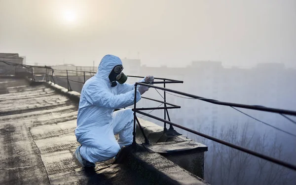 Дослідник Працює Перилами Даху Вранці Носить Захисний Одяг Газову Маску — стокове фото