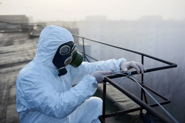 Scientist Working Railing Roof Morning Wearing Protective Outfit Gas Mask — Stock Photo, Image
