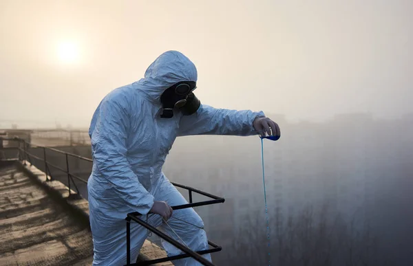 Cientista Vestindo Roupa Protetora Máscara Gás Trabalhando Telhado Edifício Alto — Fotografia de Stock