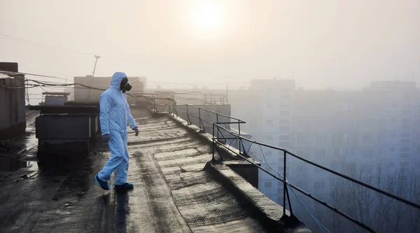Naukowiec Ubrany Biały Kombinezon Ochronny Maskę Gazową Spacerujący Dachu Miejskiego — Zdjęcie stockowe