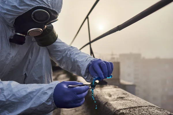 Cientista Que Trabalha Telhado Edifício Alto Conduzindo Teste Laboratório Usando — Fotografia de Stock