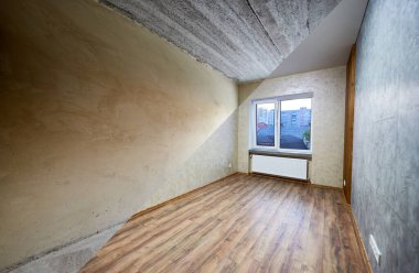 Yenileme çalışmalarından önce ve sonra dairede oda, yeni pencere ve radyatör, gri duvar kağıtları ve ahşap kaplama, yenileme konsepti