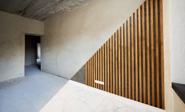 Yenileme konsepti, yenilemeden önce ve sonra mutfak, duvarda dikey tahta döşemeler, yerde parlak fayanslar.