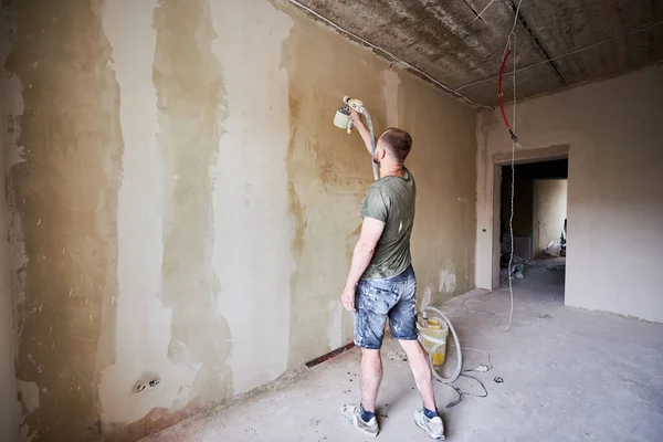 Visão Traseira Cara Segurando Spray Ferramenta Mão Pintura Pintando Uma — Fotografia de Stock