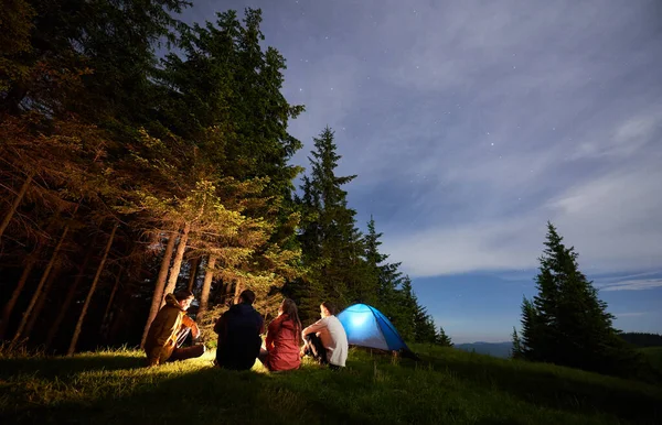 Beau Paysage Naturel Groupe Touristes Près Feu Camp Sur Son — Photo