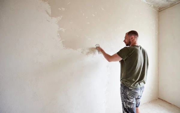 Baksidan Manliga Arbetare Gör Reparation Lägenheten Genom Att Sätta Spackel — Stockfoto