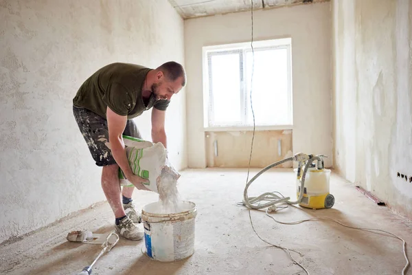 Constructor Mezclar Masilla Proceso Reparación Casa Hombre Una Pequeña Habitación — Foto de Stock
