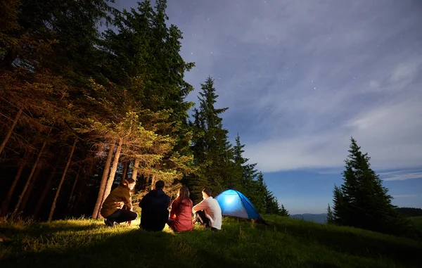 Paysage Naturel Nocturne Groupe Touristes Près Feu Camp Tente Touristique — Photo