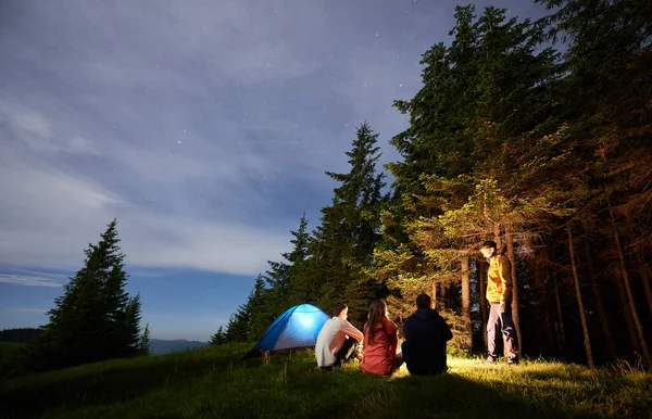 Des Amis Autour Feu Camp Soirée Près Emplacement Camping Avec — Photo