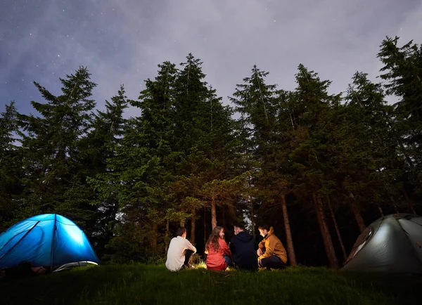 Natt Camping Bergen Mot Bakgrund Kraftfull Skog Turister Som Sitter — Stockfoto