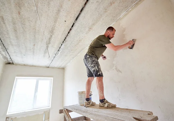 Remodelação Apartamentos Trabalhador Está Suporte Madeira Colocando Paredes Dentro Casa — Fotografia de Stock