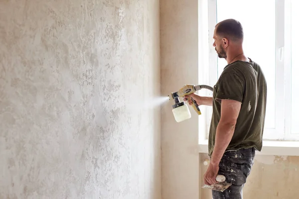 Mur Peinture Ouvrier Avec Pistolet Pulvérisateur Homme Barbe Est Vêtu — Photo