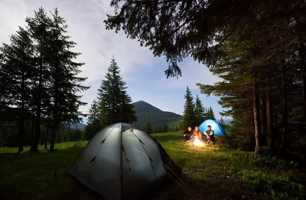 Deux Mecs Une Fille Retraite Près Feu Camp Dans Camping — Photo