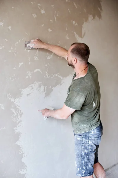 Mężczyzna Robotnik Tynkujący Ścianę Scyzorykiem Zbliżenie Mocowanie Powierzchni Ścian Przygotowanie — Zdjęcie stockowe