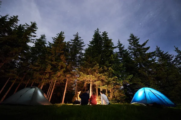 Kvällscamping Nära Lägereld Mot Bakgrund Kraftfull Skog Turister Solkar Nära — Stockfoto