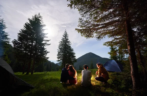 Couple Amoureux Amis Camping Nuit Dans Les Montagnes Touristes Assis — Photo