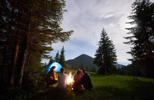 Quatre Jeunes Amis Camping Nuit Dans Les Montagnes Touriste Reposant — Photo