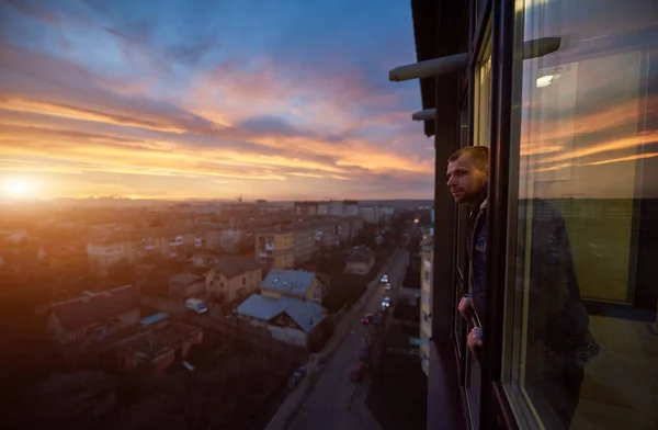 Seitenansicht Eines Lächelnden Mannes Der Bei Sonnenuntergang Von Einem Balkon — Stockfoto