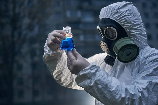 Närbild Vetenskapsman Klädd Vitt Överdrag Och Gasmask Hålla Glasflaska Med — Stockfoto