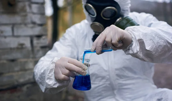 Close Instantâneo Ecologista Vestindo Terno Protetor Máscara Gás Luvas Cientista — Fotografia de Stock