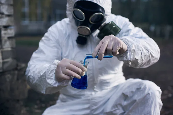 保護服 ガスマスク 手袋の科学者のトリミングされたクローズアップスナップショットは ガラスフラスコや地元のサンプルを使用して専門知識を作ります — ストック写真