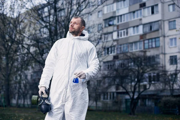 Homme Écologiste Combinaison Blanche Tenant Masque Gaz Dans Une Main — Photo