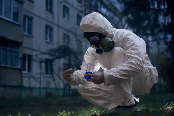 Crouching Researcher Working Uniform Gas Mask Found Sample His Laboratory — Stock Photo, Image