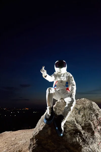 Tiro Vertical Astronauta Fazendo Gesto Rude Mão Enquanto Sentado Topo — Fotografia de Stock