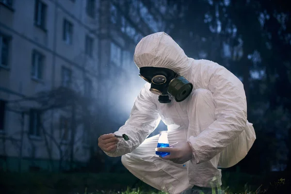 Üniformalı Gaz Maskeli Çömelmiş Bir Bilim Adamı Yüksek Tehlike Altındaki — Stok fotoğraf