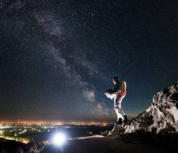 Longitud Completa Astronauta Caminando Por Montaña Bajo Hermoso Cielo  Nocturno: fotografía de stock © anatoliy_gleb #353301742