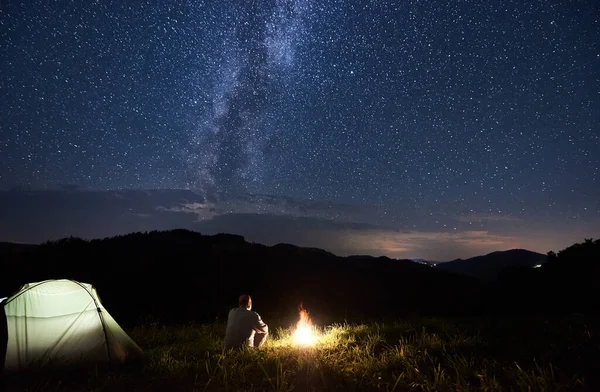 Die Rückansicht Der Touristen Entspannt Sich Lagerfeuer Und Beleuchteten Zelt — Stockfoto