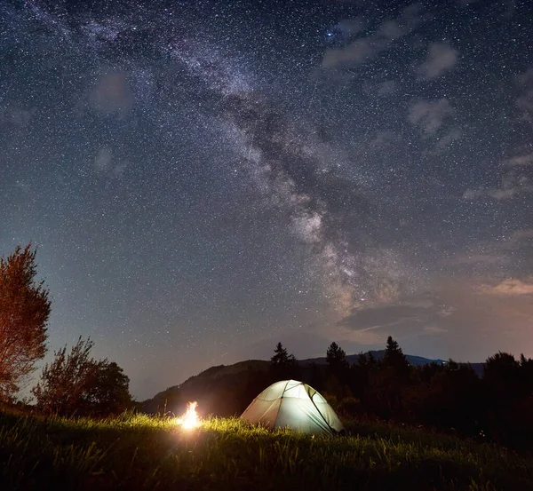 Natt Camping Bergen Sommaren Belyst Turisttält Och Brasa Otrolig Natthimmel — Stockfoto
