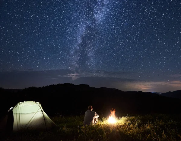 Touriste Relaxe Près Feu Joie Profitant Des Silhouettes Montagnes Sous — Photo