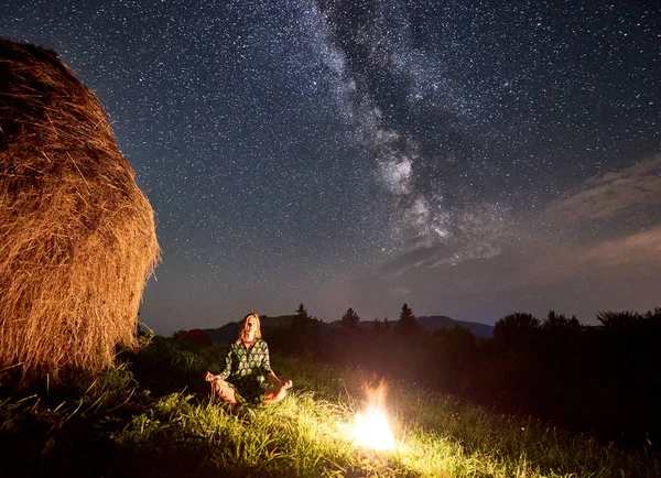 Increíble Noche Estrellada Las Montañas Chica Está Sentada Hierba Cerca — Foto de Stock