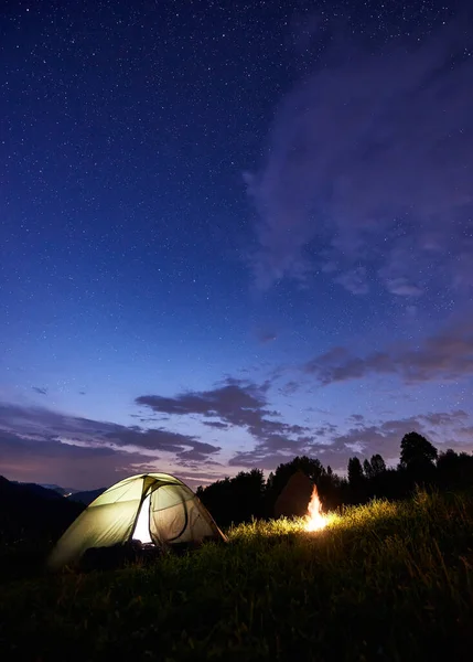 Sommercamping Der Nacht Brennendes Lagerfeuer Der Nähe Des Zeltes Dem — Stockfoto