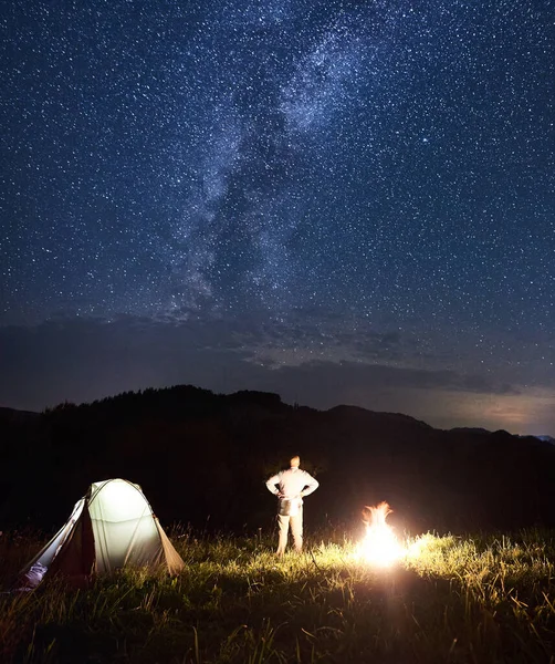 Rear View Man Tourist Illuminated Tent Campfire Enjoying Starry Sky — Stock Photo, Image