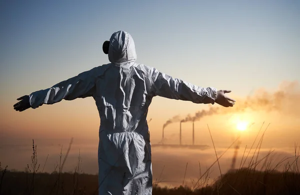 Visão Traseira Cientista Terno Protetor Olhando Para Céu Azul Sobre — Fotografia de Stock