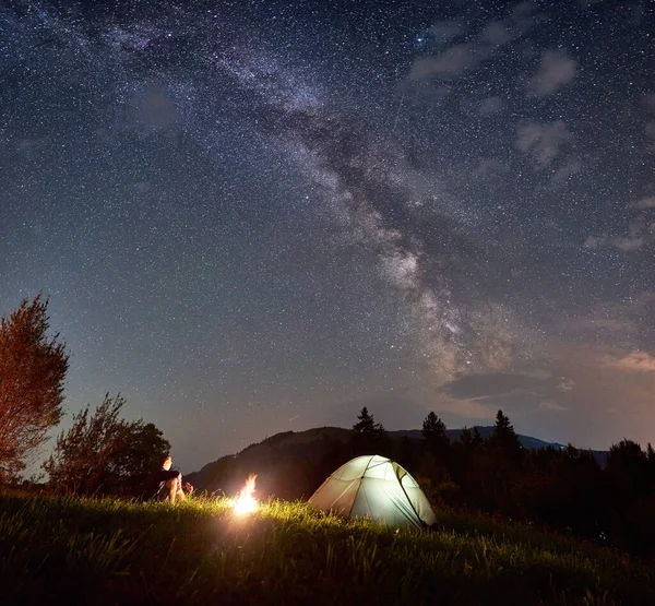 Killen Njuter Natten Camping Bergen Sitter Nära Brasan Och Tält — Stockfoto