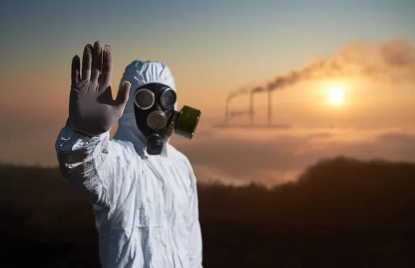 Retrato Cientista Vestindo Uniforme Proteção Branco Máscara Gás Uma Colina — Fotografia de Stock