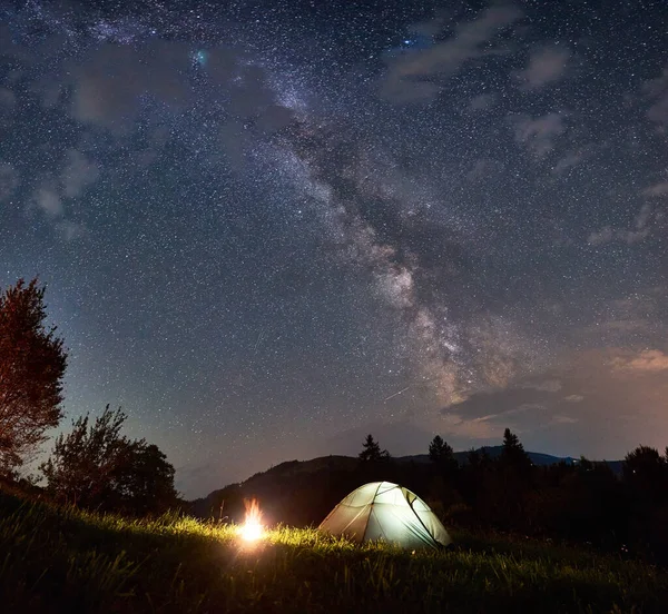 Noche Camping Las Montañas Verano Tienda Turística Iluminada Fogata Bajo — Foto de Stock