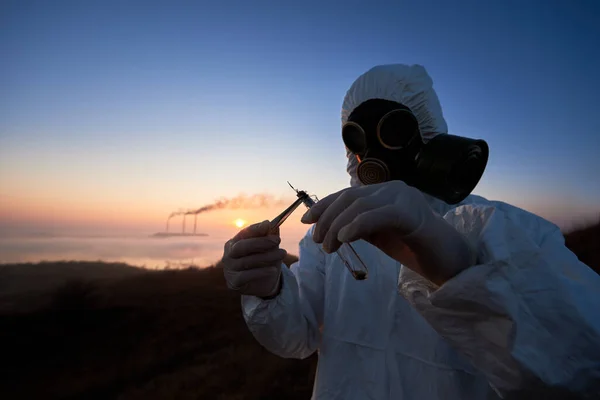 Foto Perto Cientista Que Trabalha Livre Colina Realizando Análise Teste — Fotografia de Stock