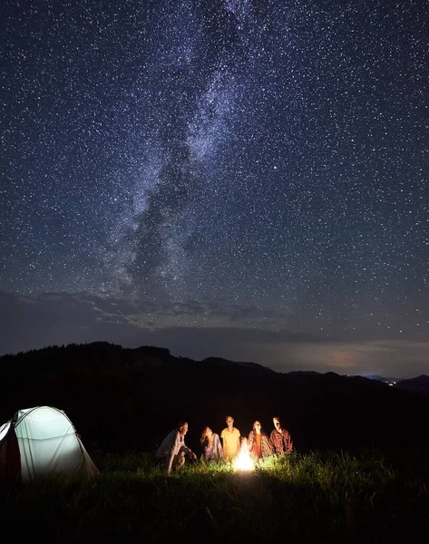 Nocny Obóz Pionowa Grupa Turystow Odpoczywajacych Dookola Ogniska Gorach Latem — Zdjęcie stockowe