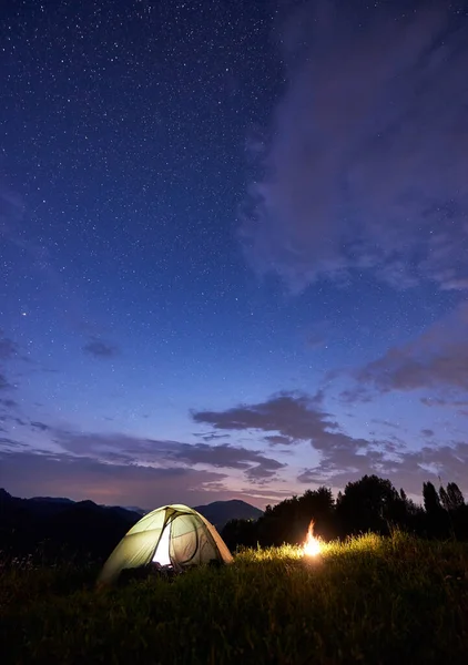 Acampamento Nocturno Queimando Fogueira Perto Tenda Que Luz Está Acesa — Fotografia de Stock