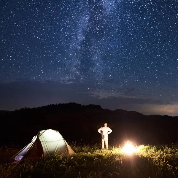 Visão Traseira Turista Homem Perto Tenda Fogueira Desfrutando Láctea Céu — Fotografia de Stock