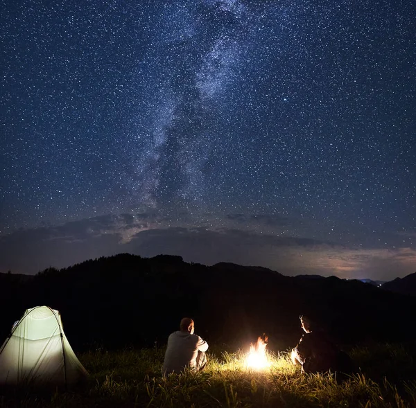 Ein Befreundetes Paar Sitzt Sommer Lagerfeuer Den Bergen Und Genießt — Stockfoto