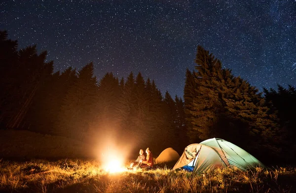 Junge Wanderer Sitzen Hell Brennenden Lagerfeuer Neben Zwei Zelten Und — Stockfoto