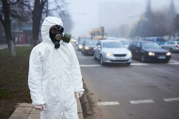 Blisko Naukowiec Patrząc Drogę Samochodami Czekając Zielone Światło — Zdjęcie stockowe