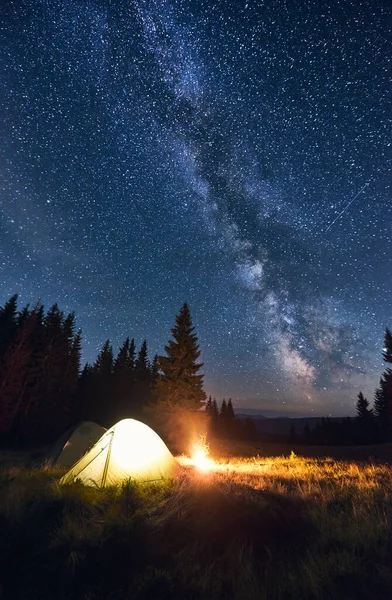 Parlak Yıldızlı Gökyüzünün Altında Yanan Kamp Ateşi Aydınlatılmış Çadır Samanyolu — Stok fotoğraf