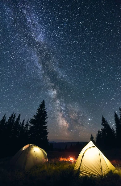 관광객 텐트와 모닥불 별들이 숨막힐 밤하늘 아래서 타오르고 캠핑에 — 스톡 사진